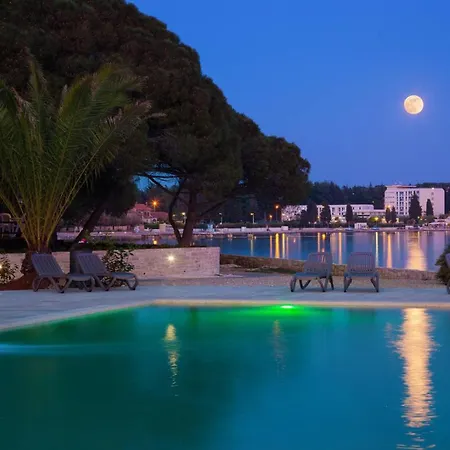 Stana A2+2 For 4 Persons With Balcony And Sea View * Poreč